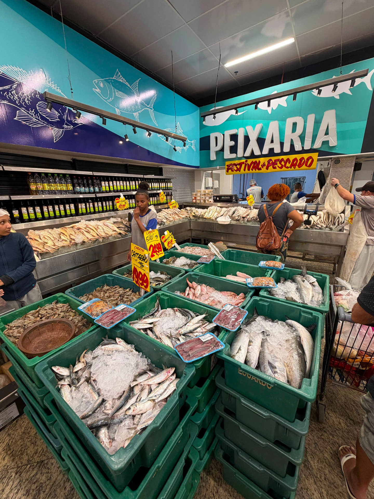 Balcão da peixaria do Super Lagos Maricá com peixes frescos sobre gelo