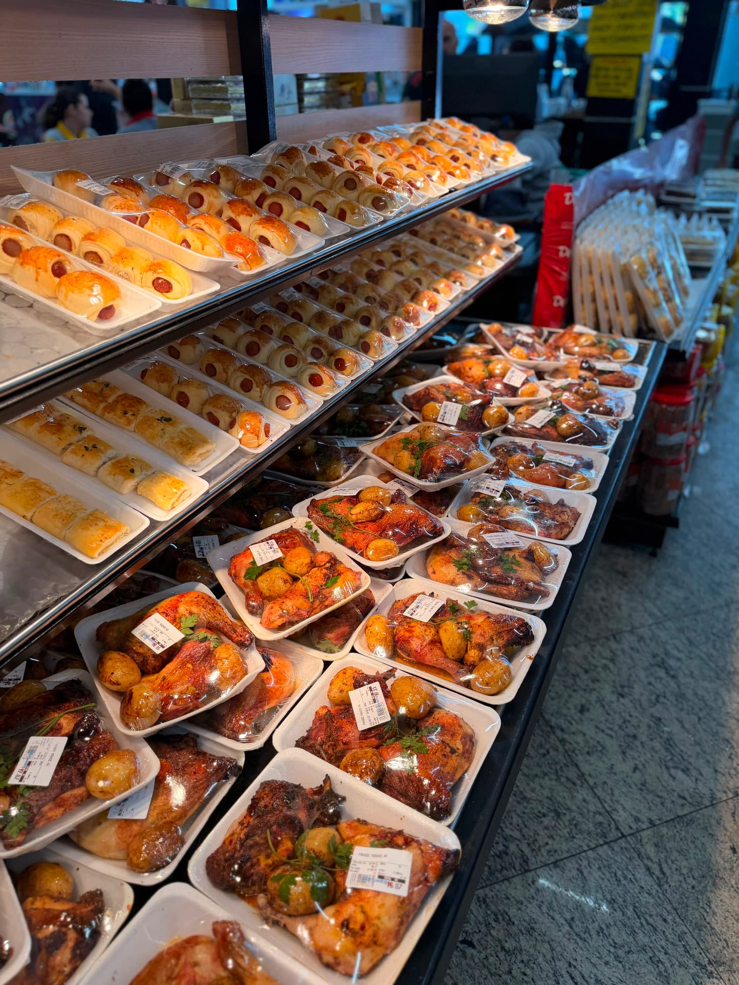 Rotisseria com frango assado e pratos prontos