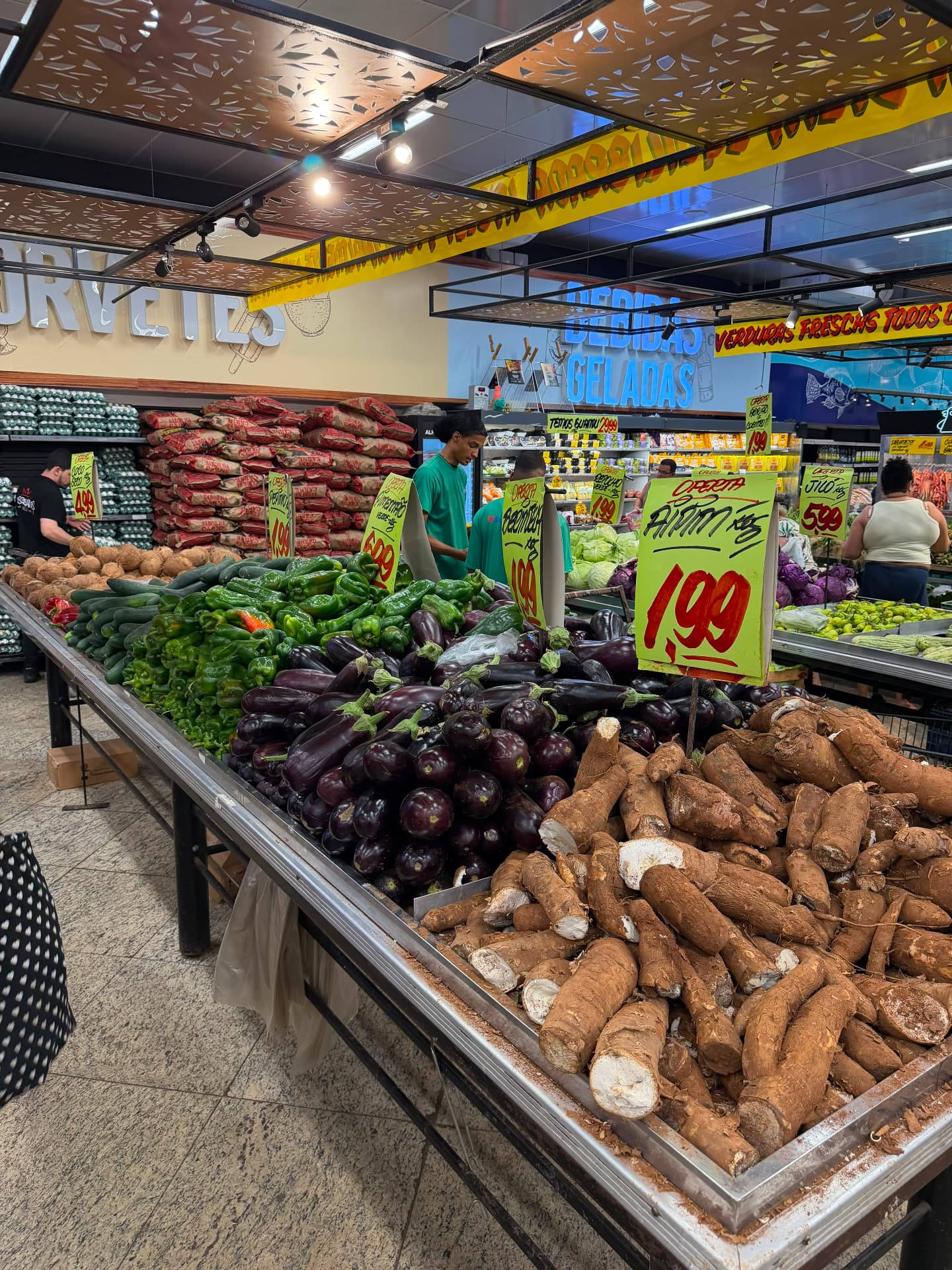 Verduras e legumes frescos todos os dias no Super Lagos