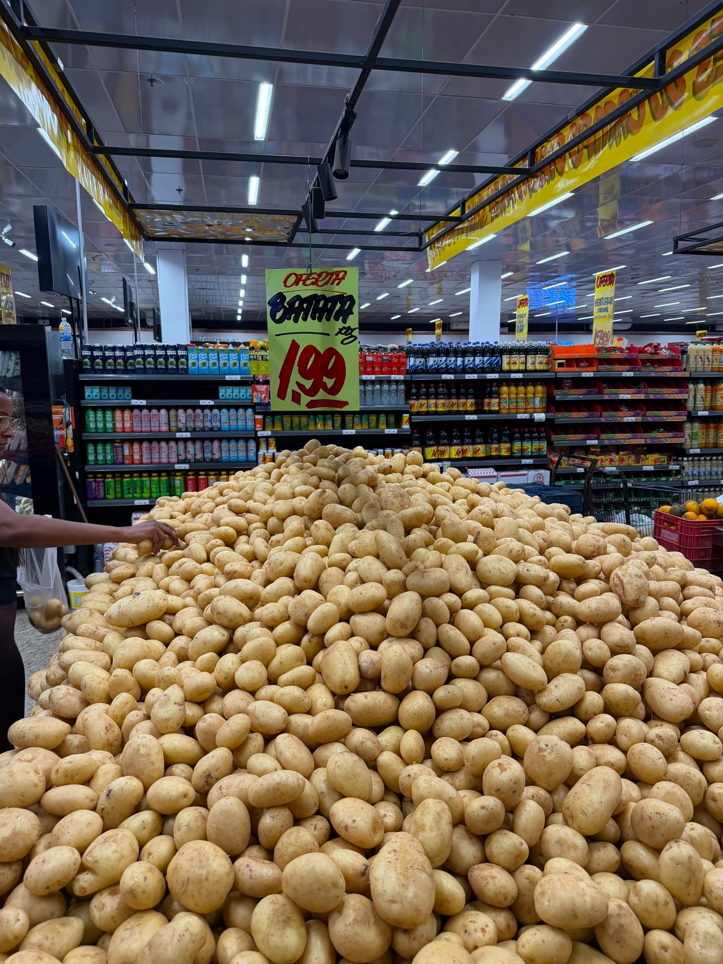 Batatas em oferta no Super Lagos Maricá