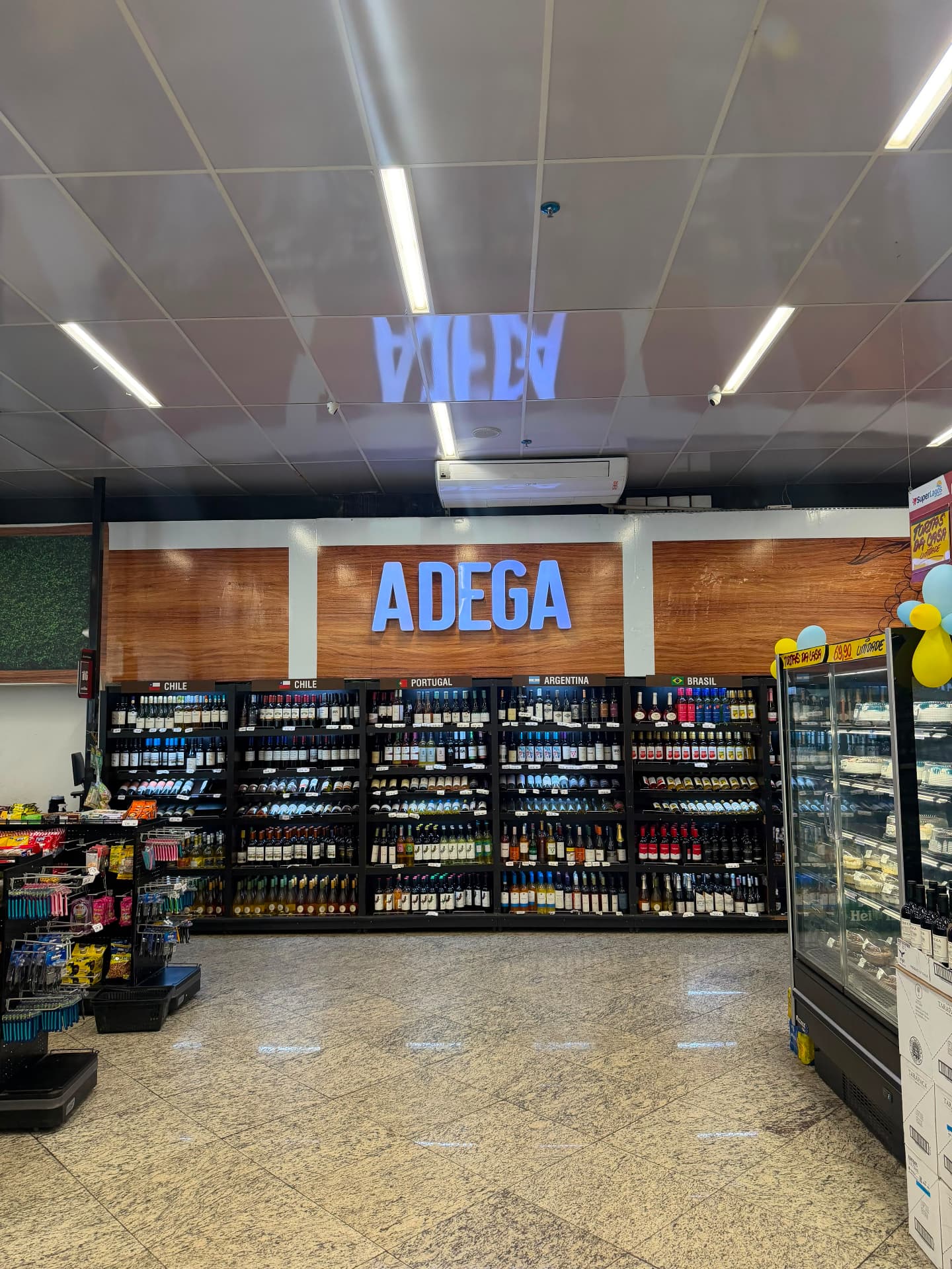 Adega do Super Lagos Maricá com vinhos importados e nacionais