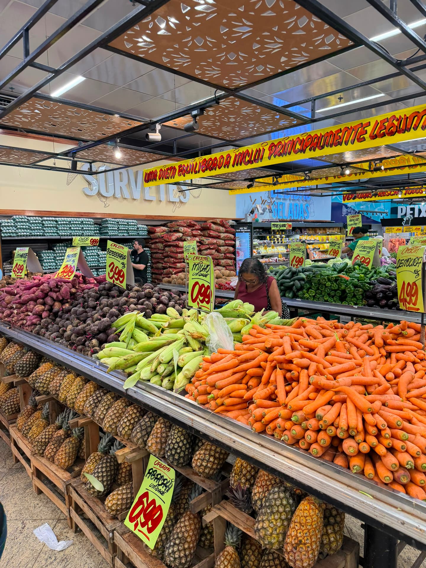 Legumes, cenouras, milho e abacaxis no setor de hortifruti