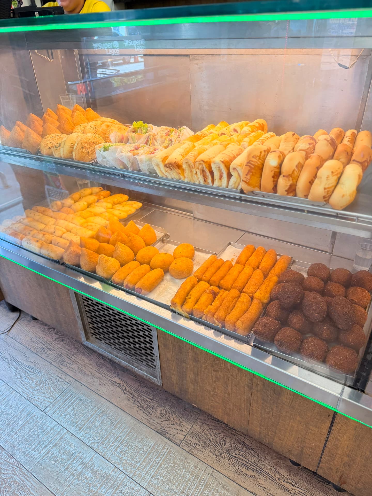 Balcão de salgados e pães recheados do Super Lagos Maricá
